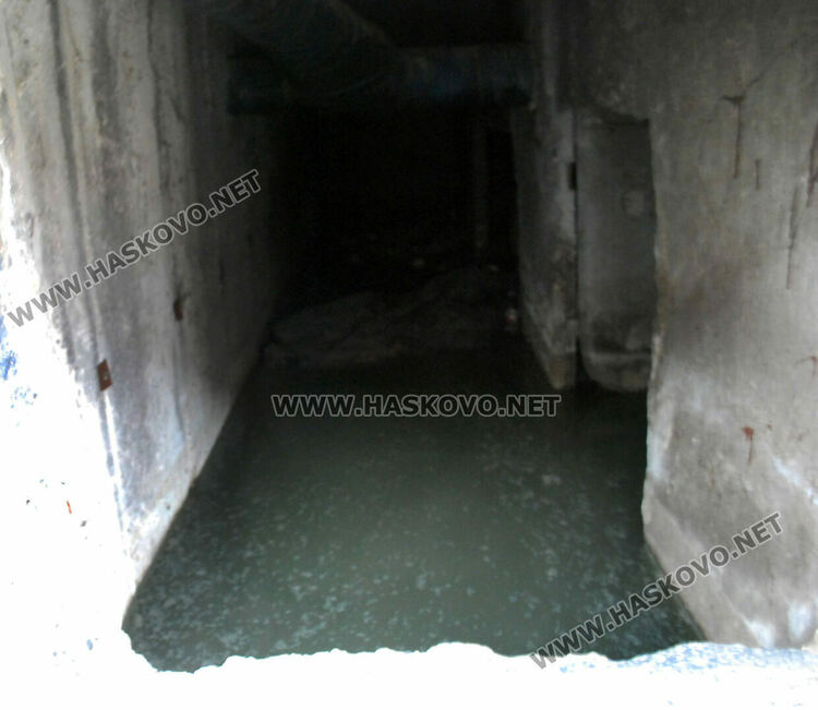 Почистиха запушени и преливащи шахти пред блок 42 в „Орфей“