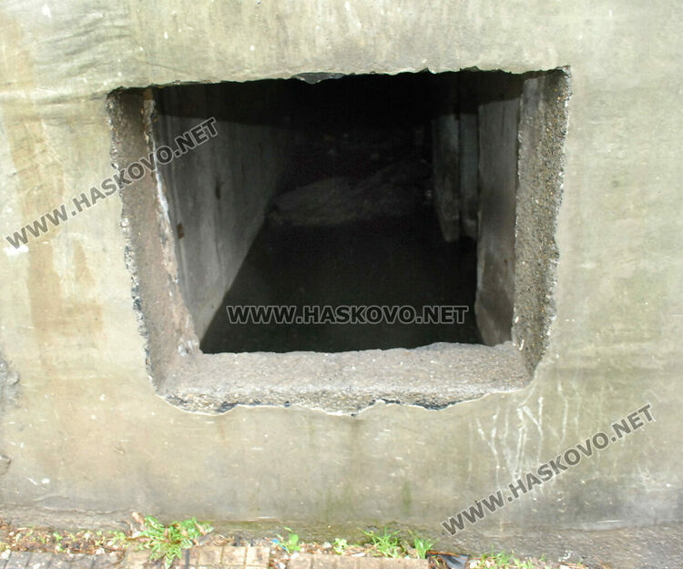 Почистиха запушени и преливащи шахти пред блок 42 в „Орфей“