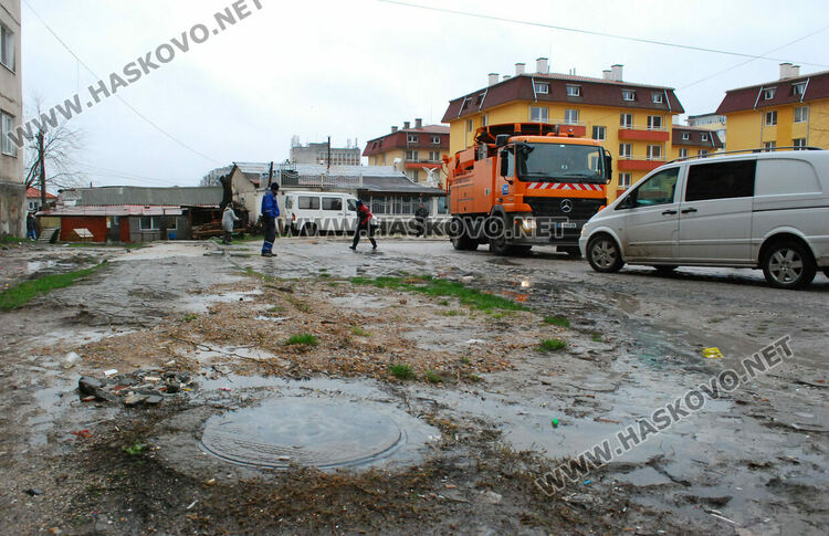 Почистиха запушени и преливащи шахти пред блок 42 в „Орфей“