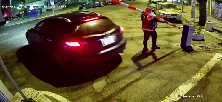 Камери заснеха водачи да блъскат бариерата на паркинг в Хасково