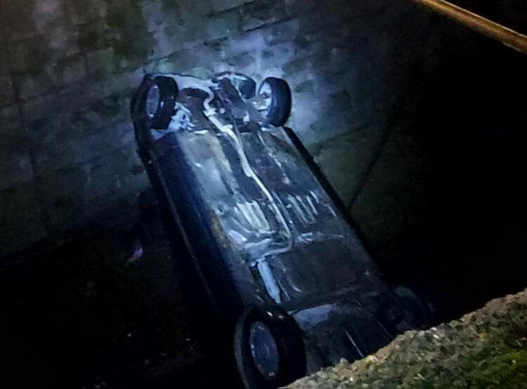 Автомобил се приземи по таван в коритото на реката на бул.”Илинден”