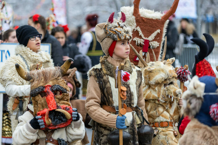 Първият фестивален ден на XXIX МФМИ „Сурва“ 2023 започна с празнично настроение и цветове