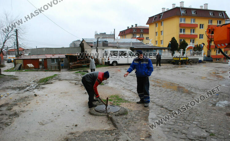 Почистиха запушени и преливащи шахти пред блок 42 в „Орфей“