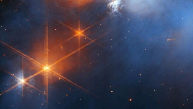 На тази снимка от космическия телескоп Джеймс Уеб синкав облак от молекулярен газ блести от светлината на далечни звезди Кредит: NASA, ESA, CSA и M. Zamani (ESA/Webb)