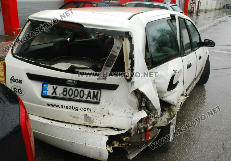 Джип Фолксваген се заби във Форд в Хасково