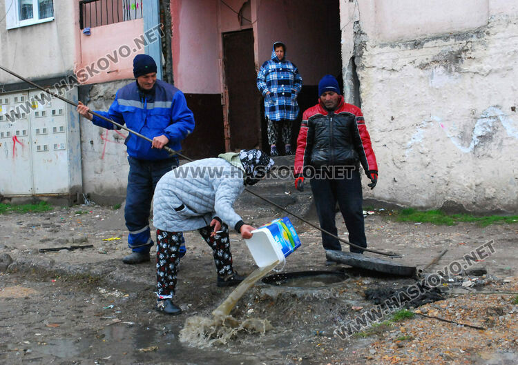 Почистиха запушени и преливащи шахти пред блок 42 в „Орфей“
