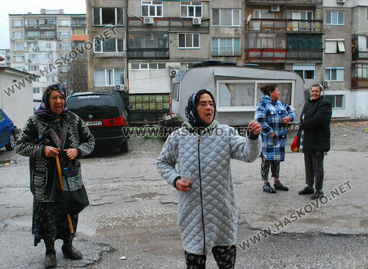 Почистиха запушени и преливащи шахти пред блок 42 в „Орфей“