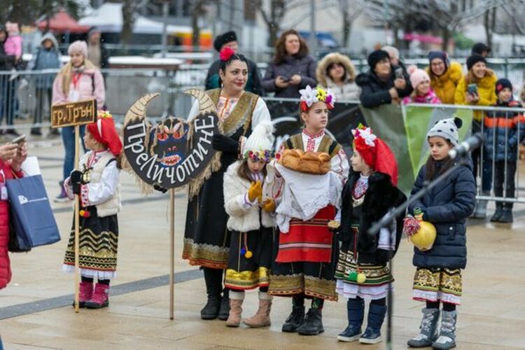 Първият фестивален ден на XXIX МФМИ „Сурва“ 2023 започна с празнично настроение и цветове