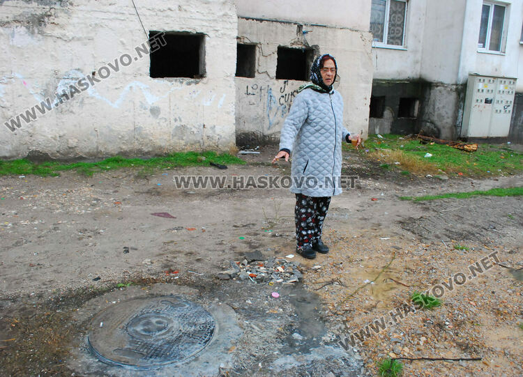 Почистиха запушени и преливащи шахти пред блок 42 в „Орфей“