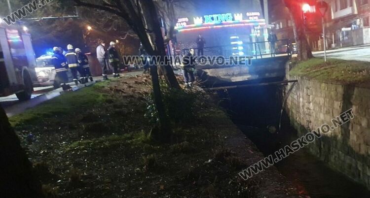 Автомобил се приземи по таван в коритото на реката на бул.”Илинден”