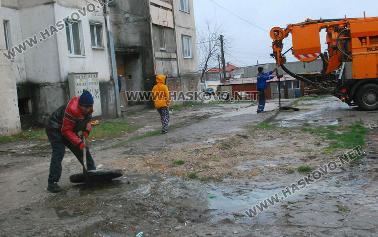 Почистиха запушени и преливащи шахти пред блок 42 в „Орфей“