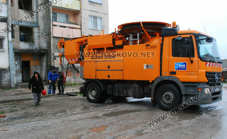 Почистиха запушени и преливащи шахти пред блок 42 в „Орфей“