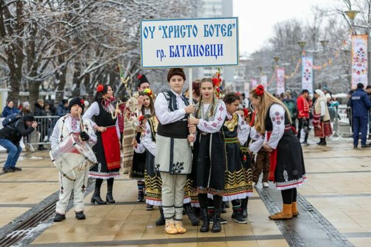 Първият фестивален ден на XXIX МФМИ „Сурва“ 2023 започна с празнично настроение и цветове