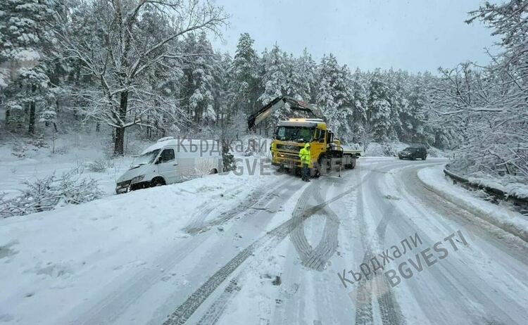 15 см снежна покривка в Ардинско, машини чистеха пътищата през нощта в областта