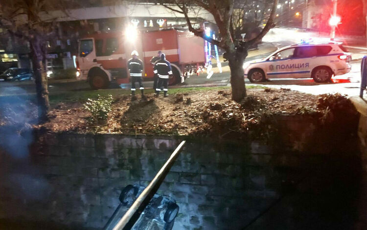 Автомобил се приземи по таван в коритото на реката на бул.”Илинден”