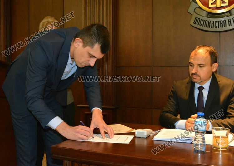 Нов общински съветник положи клетва в Хасково в края на мандата, друг се отказа от мястото си
