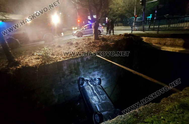 Кола падна по таван в хасковската река, шофьорът пострада