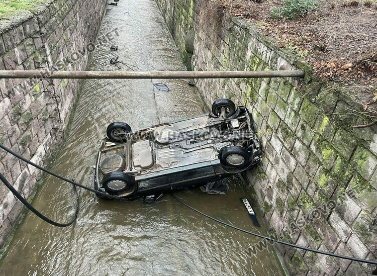 Кола падна по таван в хасковската река, шофьорът пострада
