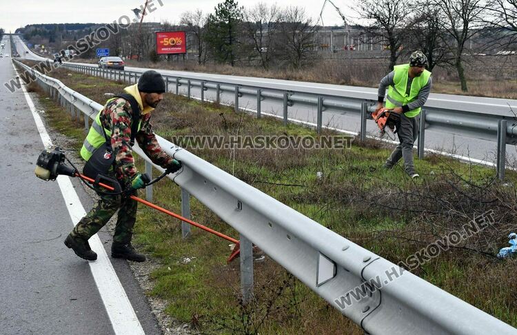 Акция на Пътното за почистване на израстъците по платното между Хасково и Димитровград