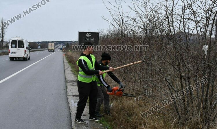 Акция на Пътното за почистване на израстъците по платното между Хасково и Димитровград