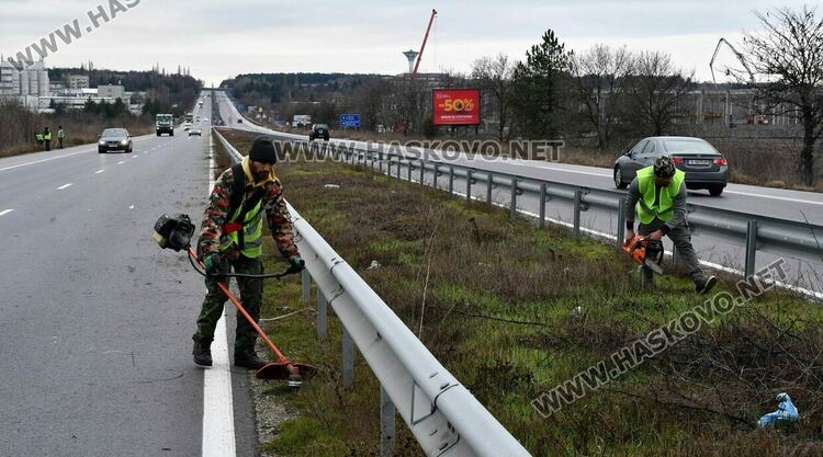 Акция на Пътното за почистване на израстъците по платното между Хасково и Димитровград