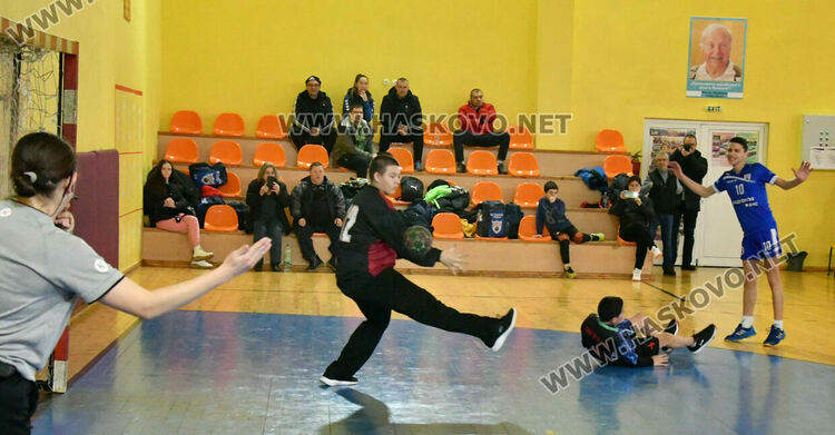 След оспорван мач хандбалистите на „Локомотив“ вдигнаха Купата на България