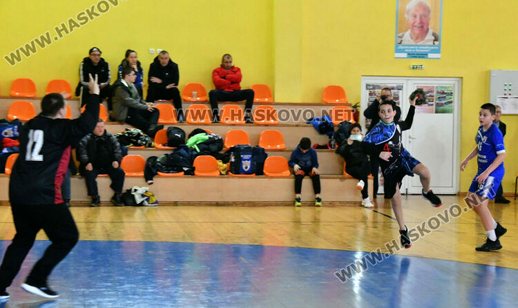 След оспорван мач хандбалистите на „Локомотив“ вдигнаха Купата на България