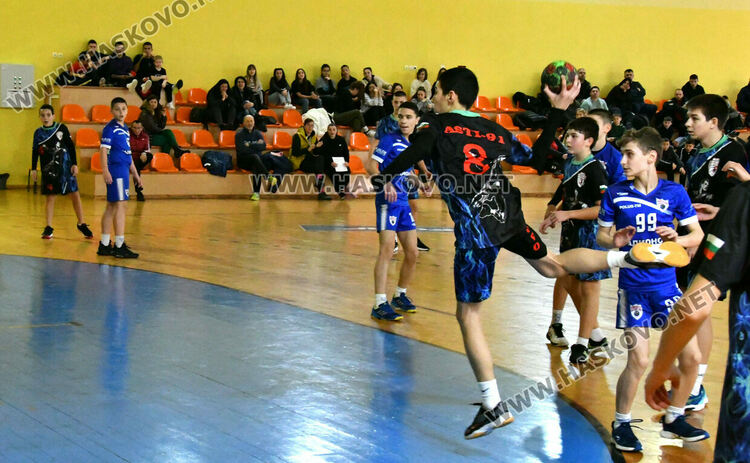 След оспорван мач хандбалистите на „Локомотив“ вдигнаха Купата на България