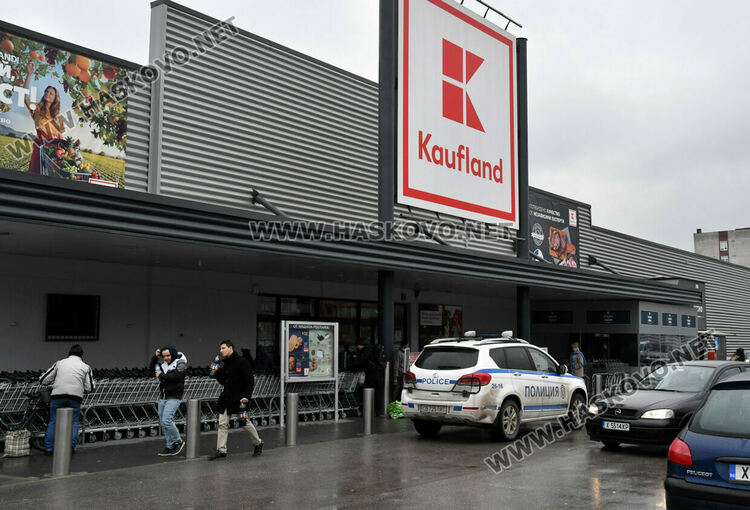 Инцидент в голям магазин в Хасково, полиция затвори постъпите към тоалетните