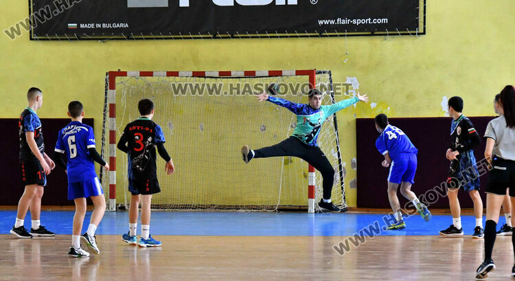 След оспорван мач хандбалистите на „Локомотив“ вдигнаха Купата на България