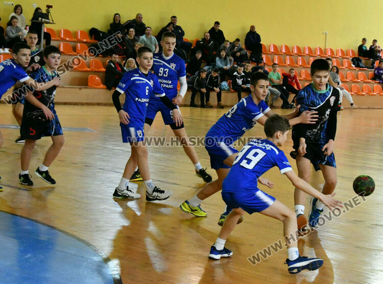 След оспорван мач хандбалистите на „Локомотив“ вдигнаха Купата на България