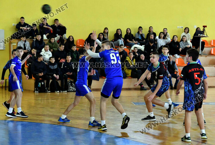 След оспорван мач хандбалистите на „Локомотив“ вдигнаха Купата на България