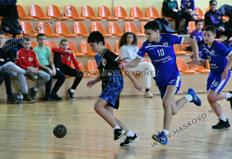 След оспорван мач хандбалистите на „Локомотив“ вдигнаха Купата на България