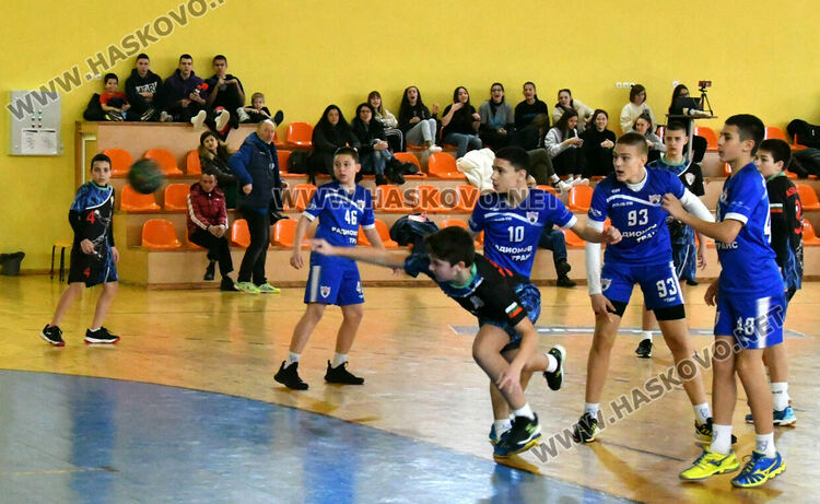 След оспорван мач хандбалистите на „Локомотив“ вдигнаха Купата на България