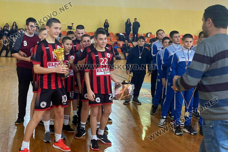 След оспорван мач хандбалистите на „Локомотив“ вдигнаха Купата на България