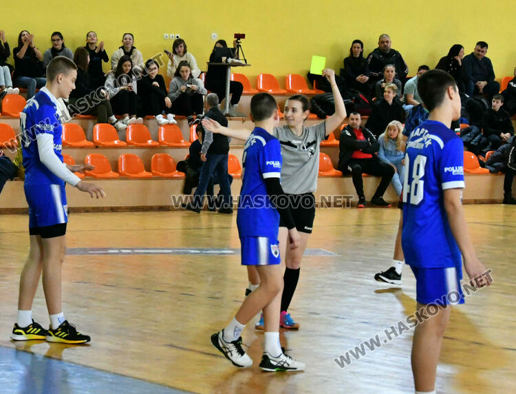 След оспорван мач хандбалистите на „Локомотив“ вдигнаха Купата на България