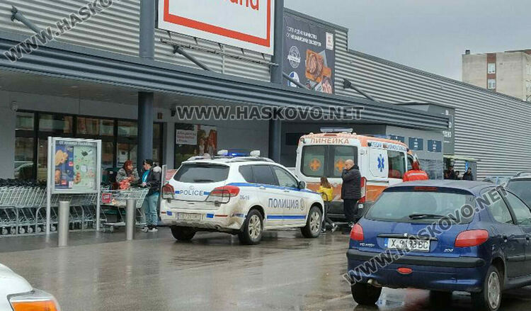 Инцидент в голям магазин в Хасково, полиция затвори постъпите към тоалетните