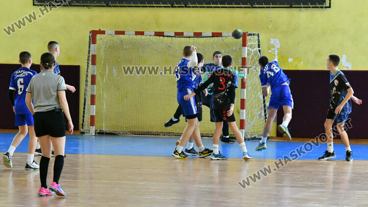 След оспорван мач хандбалистите на „Локомотив“ вдигнаха Купата на България