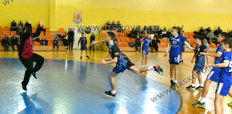 След оспорван мач хандбалистите на „Локомотив“ вдигнаха Купата на България