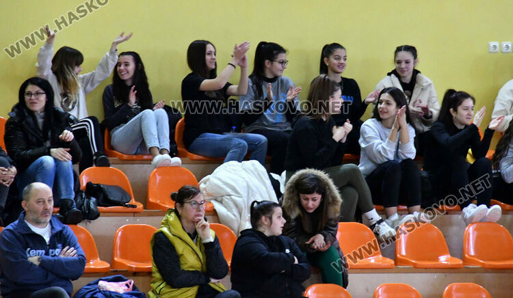 След оспорван мач хандбалистите на „Локомотив“ вдигнаха Купата на България