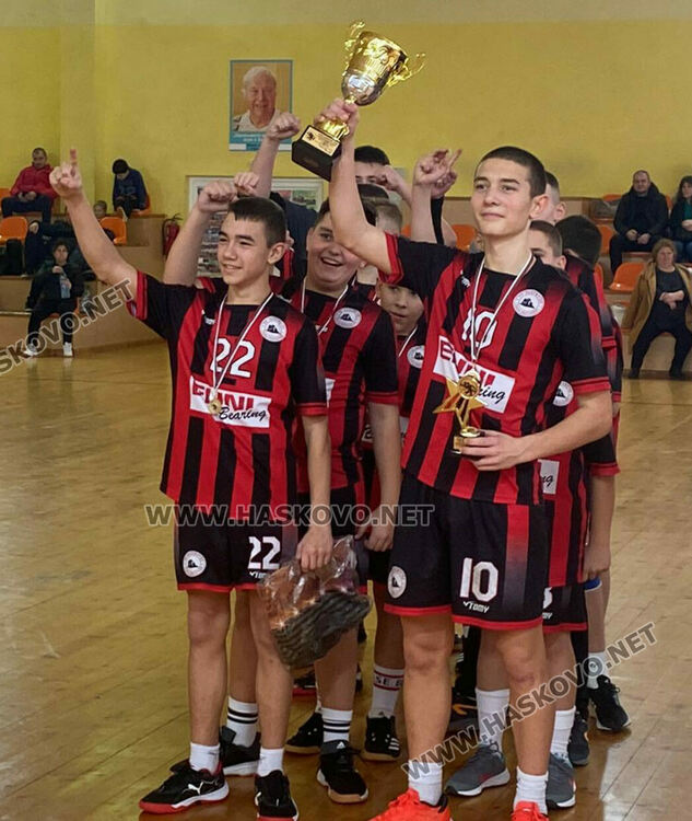 След оспорван мач хандбалистите на „Локомотив“ вдигнаха Купата на България