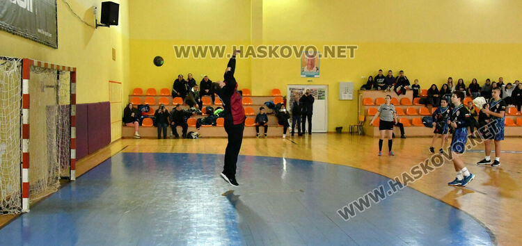 След оспорван мач хандбалистите на „Локомотив“ вдигнаха Купата на България