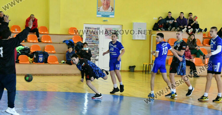 След оспорван мач хандбалистите на „Локомотив“ вдигнаха Купата на България