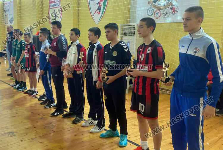 След оспорван мач хандбалистите на „Локомотив“ вдигнаха Купата на България