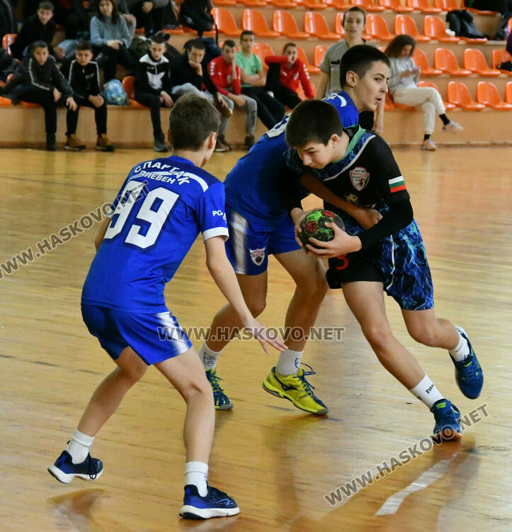 След оспорван мач хандбалистите на „Локомотив“ вдигнаха Купата на България