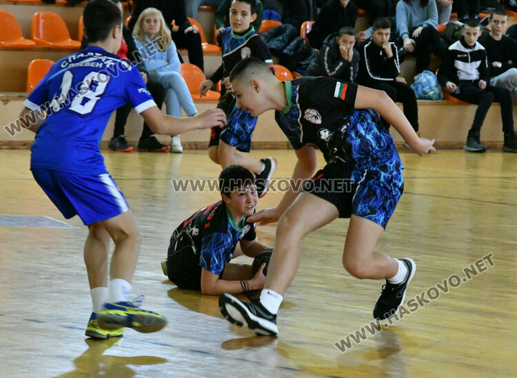 След оспорван мач хандбалистите на „Локомотив“ вдигнаха Купата на България