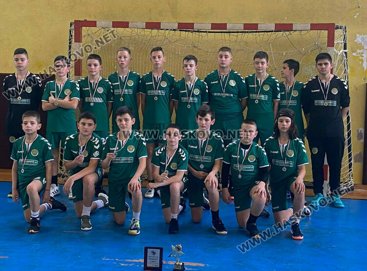 След оспорван мач хандбалистите на „Локомотив“ вдигнаха Купата на България