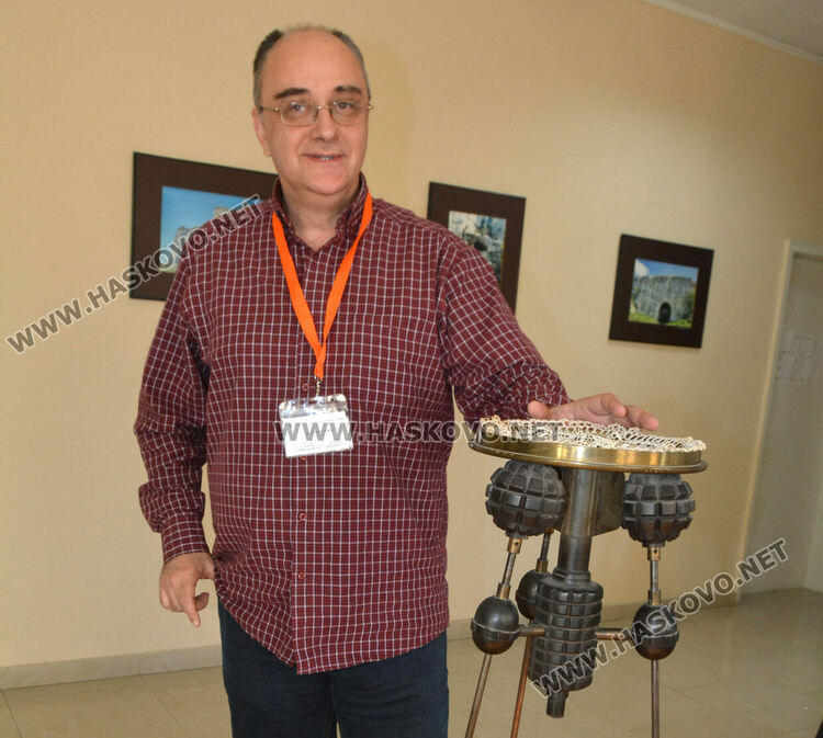 Милен Вълчев показва дарената на РЍИМ-Хасково масичка от бойни снаряжения 