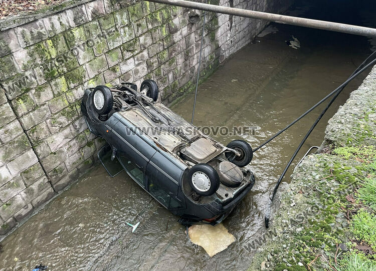 С 2.33 промила е бил водачът, който падна с кола по таван в хасковската река