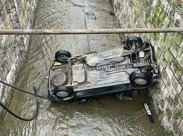 С 2.33 промила е бил водачът, който падна с кола по таван в хасковската река